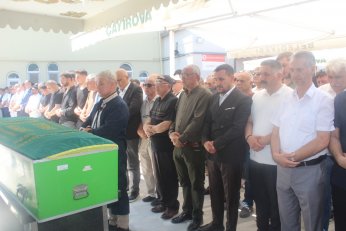 Son yolculuğunda siyasetin renklerini birleştirdi