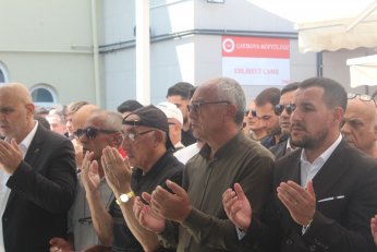 Son yolculuğunda siyasetin renklerini birleştirdi