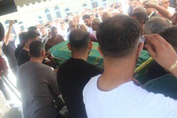 Son yolculuğunda siyasetin renklerini birleştirdi