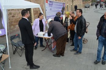 İlk günden 100’lerce imza topladı