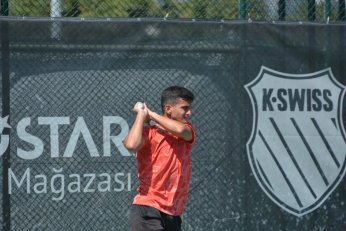 Bir gözü kortta  Diğeri bulutlarda