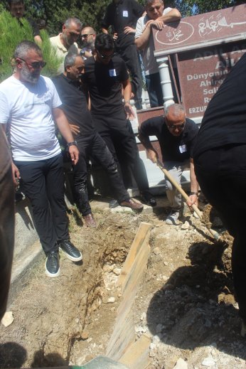 Halka son eğitimini definle verdi 
