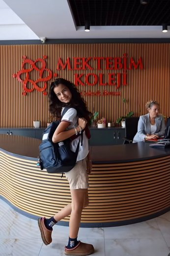 Mina Akdin lisede ilk günün filmini çekti 