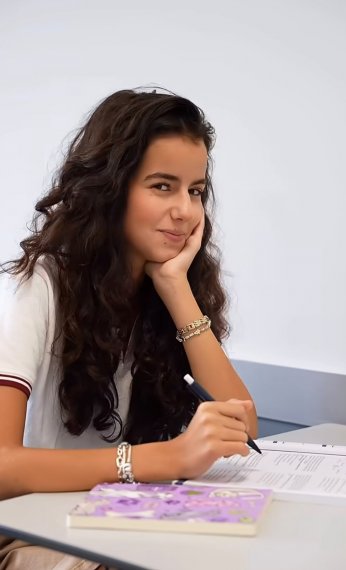 Mina Akdin lisede ilk günün filmini çekti 