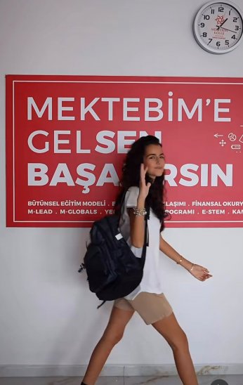 Mina Akdin lisede ilk günün filmini çekti 