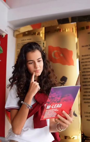 Mina Akdin lisede ilk günün filmini çekti 