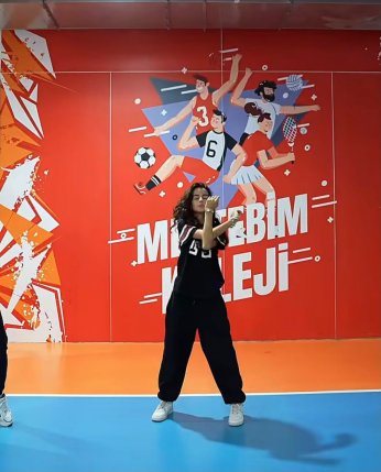 Mina Akdin lisede ilk günün filmini çekti 