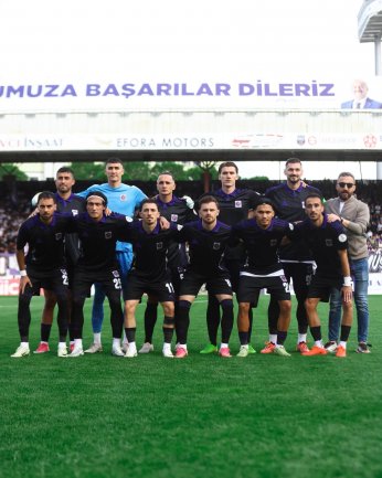 Ne ağlarım ne gülerim. Sanma senden vaz geçerim