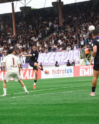 Ne ağlarım ne gülerim. Sanma senden vaz geçerim