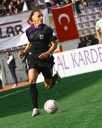 Ne ağlarım ne gülerim. Sanma senden vaz geçerim