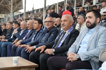 Ne ağlarım ne gülerim. Sanma senden vaz geçerim