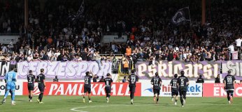 Ne ağlarım ne gülerim. Sanma senden vaz geçerim