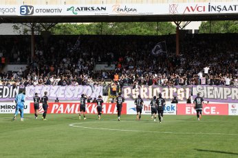 Ne ağlarım ne gülerim. Sanma senden vaz geçerim