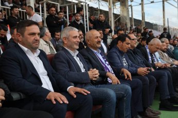 Ne ağlarım ne gülerim. Sanma senden vaz geçerim