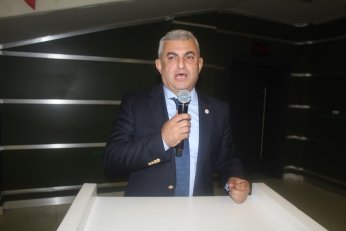 Küsen bana küssün. Partiye küsmesin