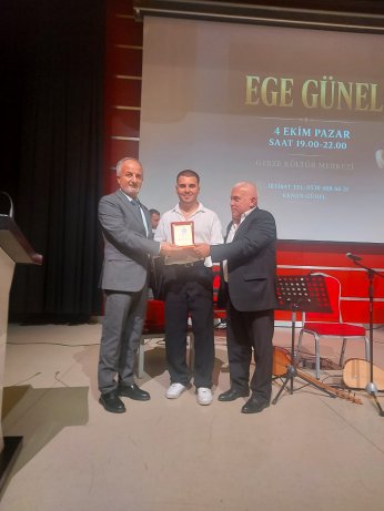 SAÜ öğrencisi Ege Günel  salonda çalarak katkı topladı