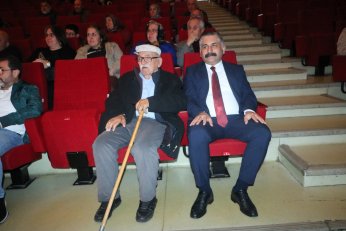 SAÜ öğrencisi Ege Günel  salonda çalarak katkı topladı