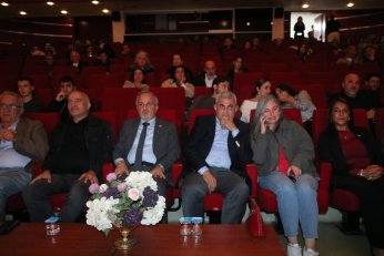 SAÜ öğrencisi Ege Günel  salonda çalarak katkı topladı