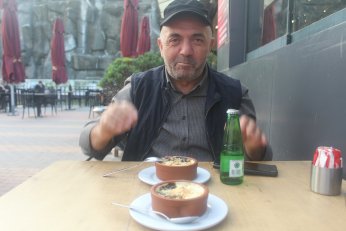 Belediyeden geri aldığı hakkıyla belediye tesisinde sütlaç yedi
