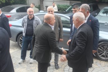 Eskilere: Birbirinizi yemeyin. Yenilere: O kadro sizsiniz
