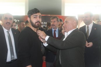 Eskilere: Birbirinizi yemeyin. Yenilere: O kadro sizsiniz