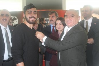 Eskilere: Birbirinizi yemeyin. Yenilere: O kadro sizsiniz