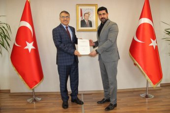 Murat Dağ şimdi Türkçenin doktoru 