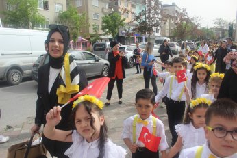 Sokaktan salona 23 Nisan coşkusu 