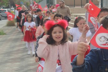 Sokaktan salona 23 Nisan coşkusu 