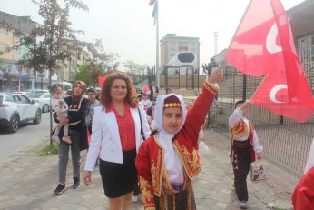 Sokaktan salona 23 Nisan coşkusu 