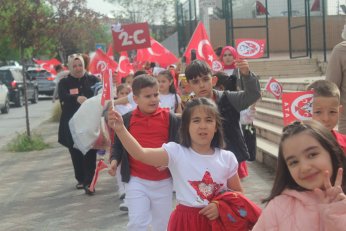 Sokaktan salona 23 Nisan coşkusu 