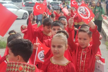 Sokaktan salona 23 Nisan coşkusu 