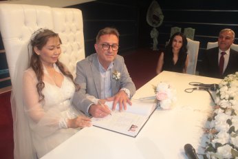 “Evlenelim l…n biz!”