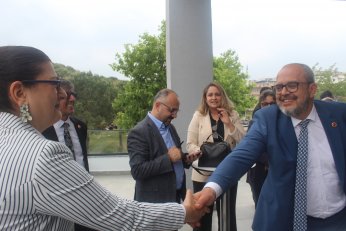 Meclis önü: Saygılar bizden  Mecliste: Saygı duyamıyorum