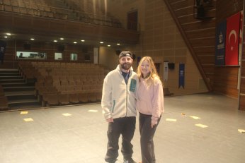 Diziler ve tiyatro birbirini destekler