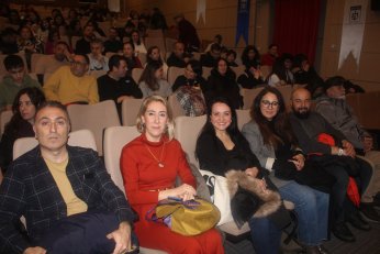 Diziler ve tiyatro birbirini destekler