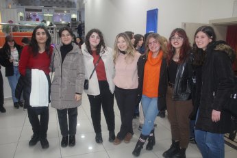 Diziler ve tiyatro birbirini destekler