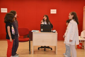 Hayatın çirkinliklerine tiyatrodan direndiler