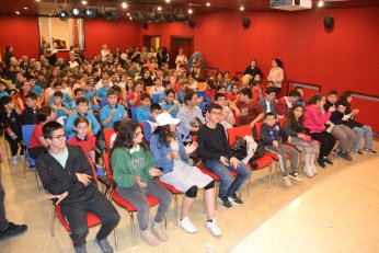 Hayatın çirkinliklerine tiyatrodan direndiler