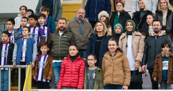 Sahada ve tribünde  çocuklar gibi şendik