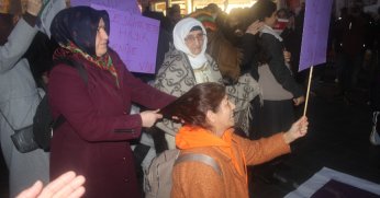 Kadın yoğun eylemde  saç örgülü tepki