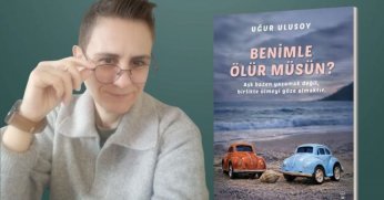 Uğur Ulusoy yeni kitabını imzalıyor