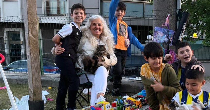 Sokak hayvanları için  ikinci el oyuncak pazarı!