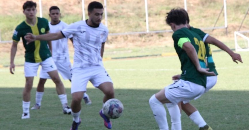 Dostluk maçında 60 futbolcu denediler