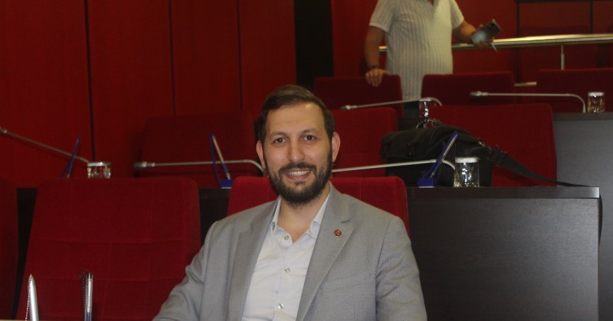 Ağaçlar yol ortasına.  Yağmur suyu depolara 