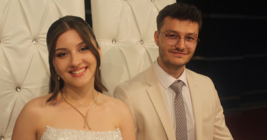 Berfin ile Aliseydi kalemi  bu sefer imza için kullandı