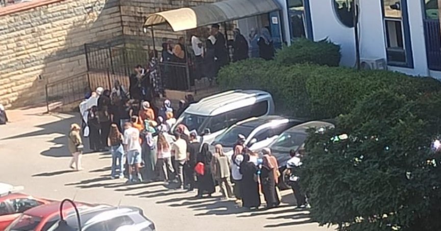 Kırtasiye kuyruğu burada. Çikolata timin nerede?