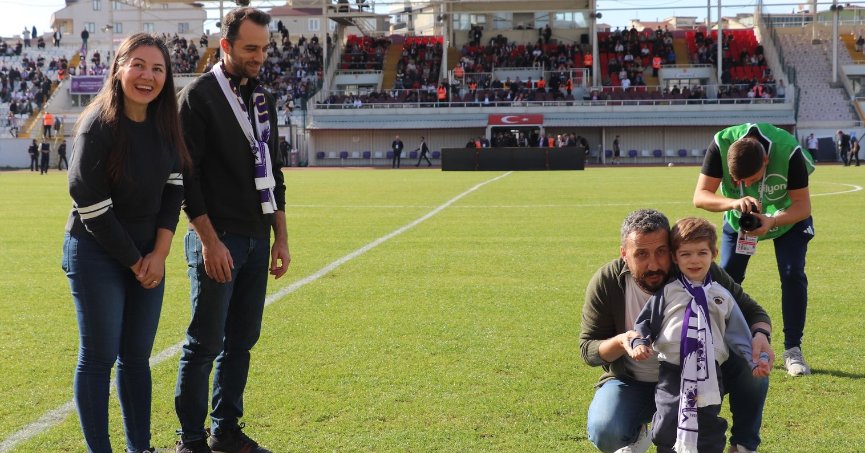 Yaprak döker bir yanımız. Bir yanımız Uras Ege…