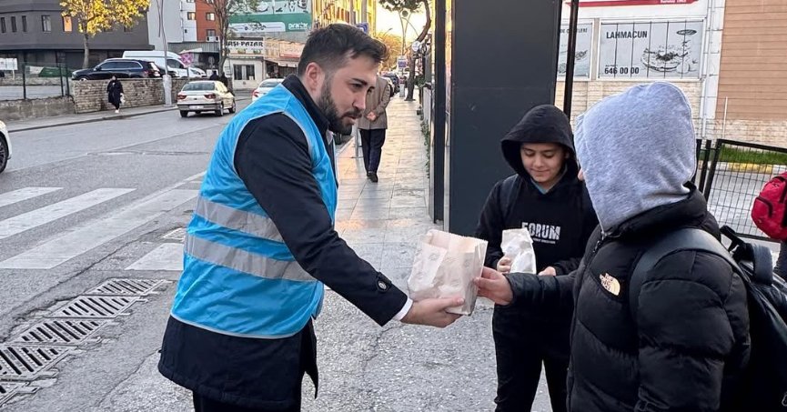 AKP’nin okul önü gıda dağıtımına tepki