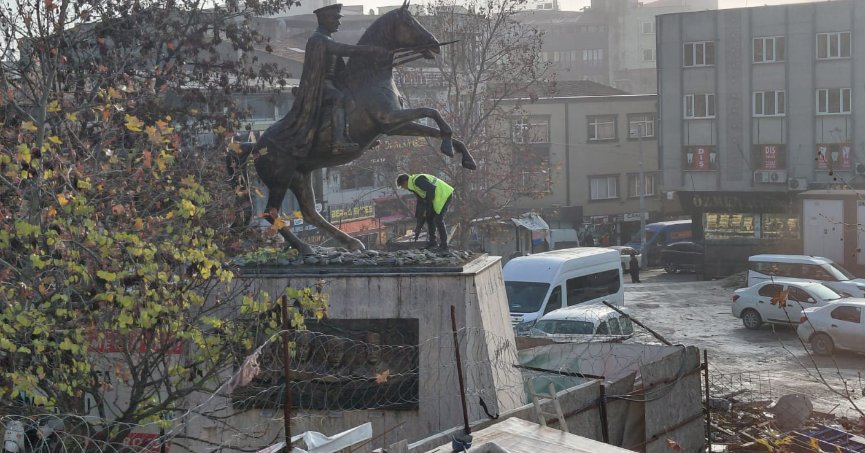 Anıt meydanın ruhudur. Kaldırılamaz